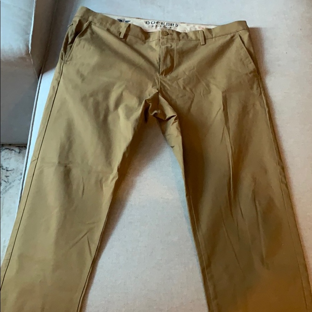 Men’s dockers khakis